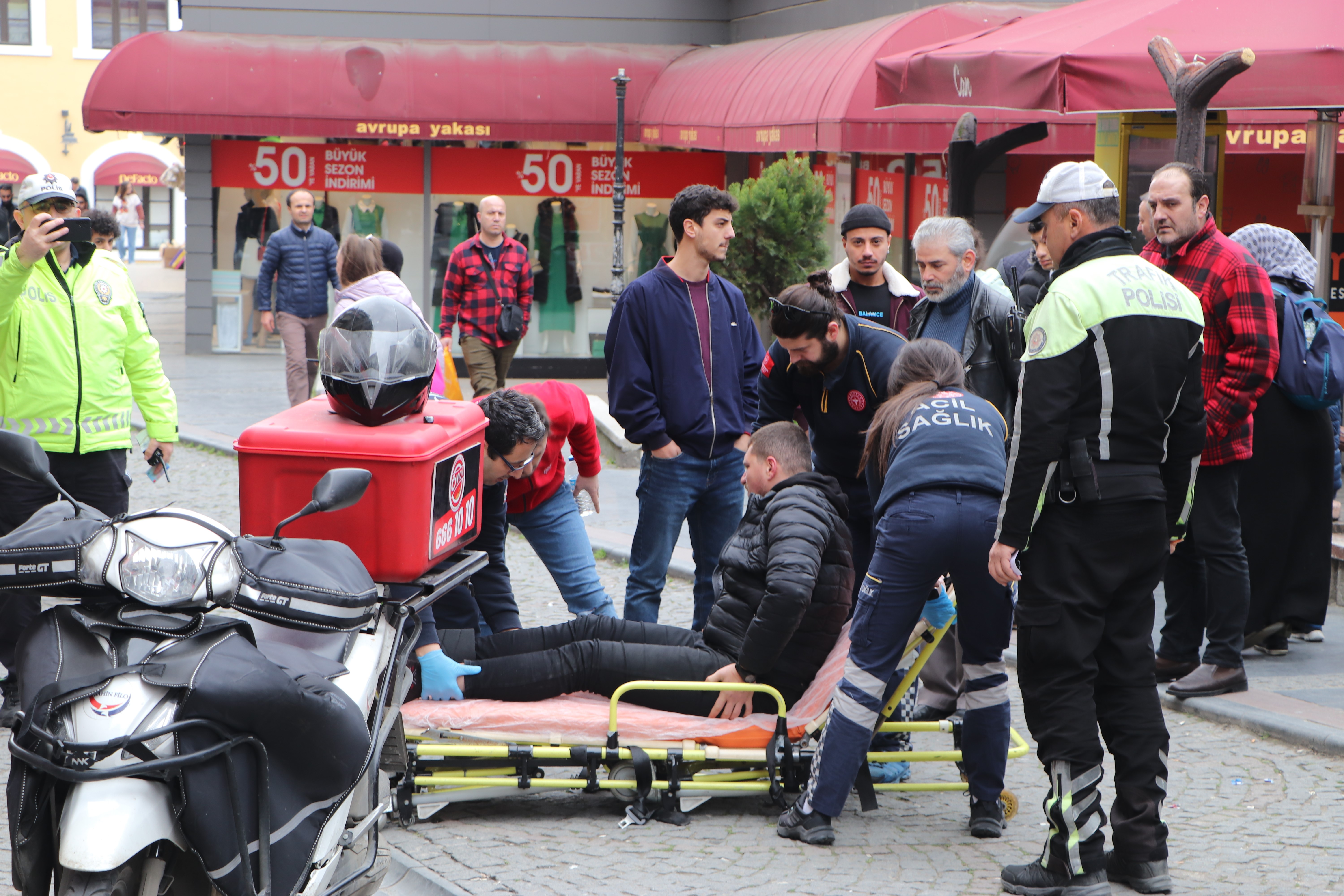 Trafiğe kapalı yolda kaza yapan motosikletli kurye yaralandı