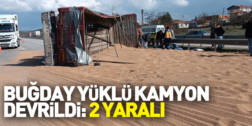 Buğday yüklü kamyon devrildi: 2 yaralı