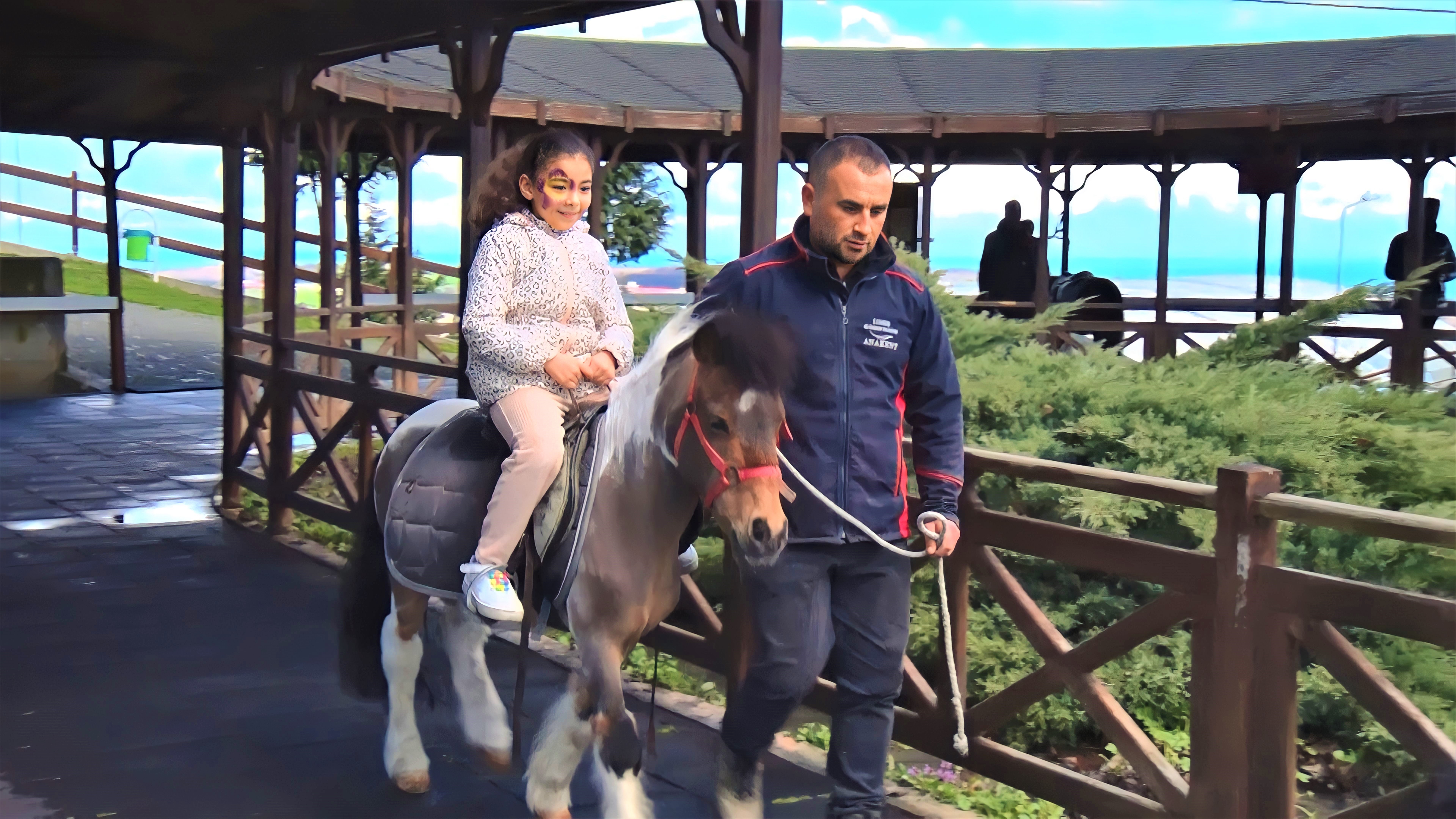 Depremzede çocuklara atlı terapi