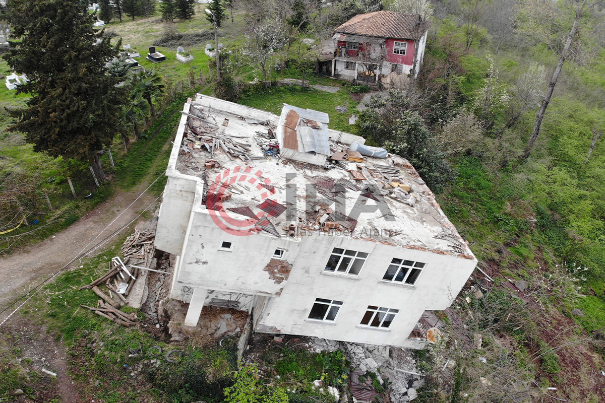 Ordu'da heyelan: Bir ev yan yattı