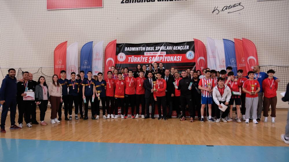 Okul Sporları Gençler Badminton Türkiye Şampiyonası Erzincan’da sona erdi