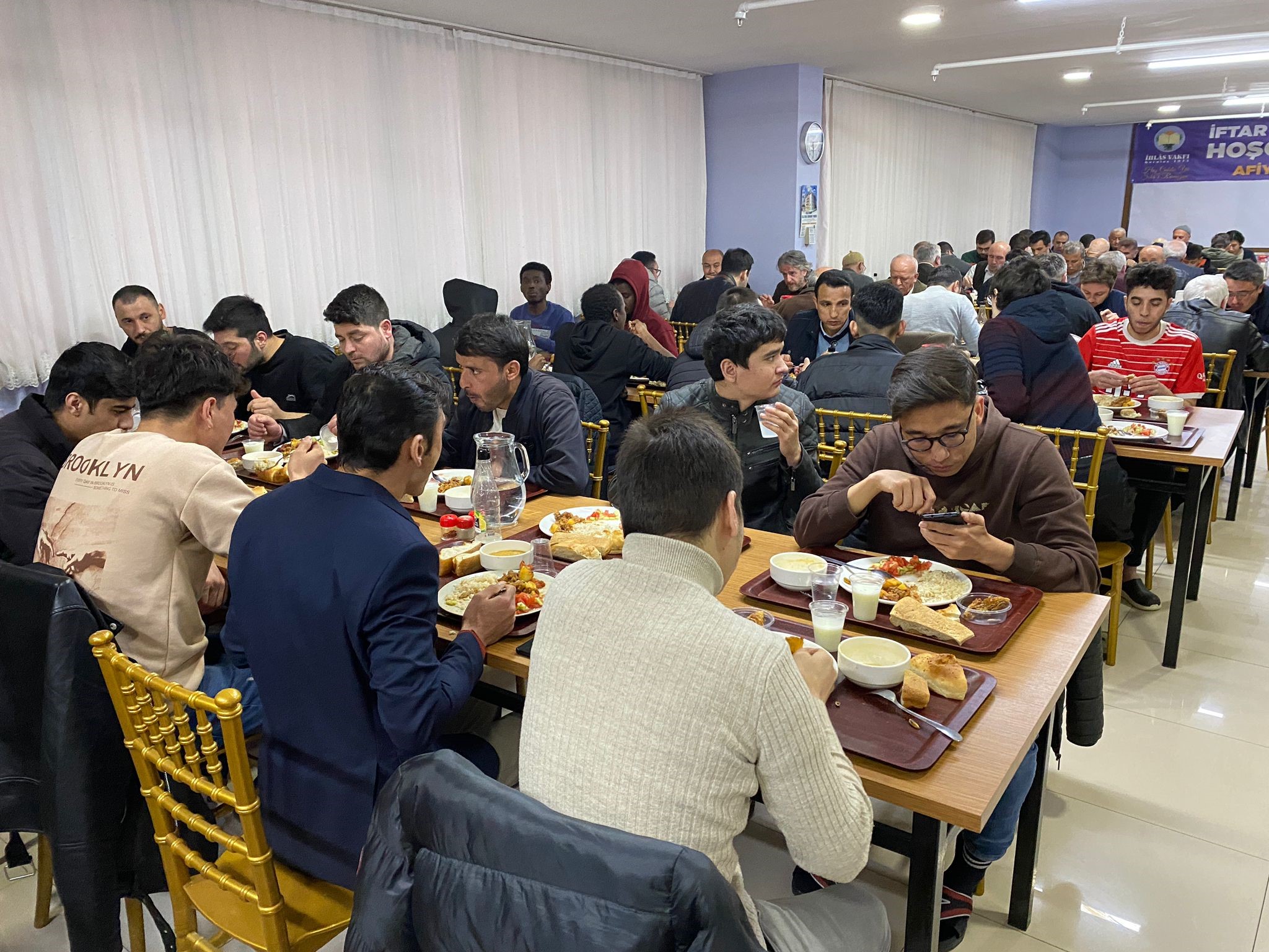 İhlas Vakfı gönüllüleri ve öğrenciler iftar yemeğinde buluştu