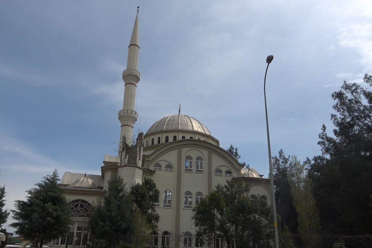 Depremin vurduğu camide dikkat çeken görüntü: Minarelerden biri yıkıldı, diğeri kaldı