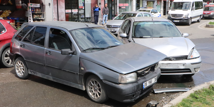 2 otomobil kavşakta çarpıştı: 1 yaralı