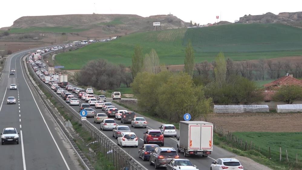 43 ilin geçiş noktasında trafik yoğunluğu: Sürücülerin dikkatsizliği kazaları da beraberinde getirdi