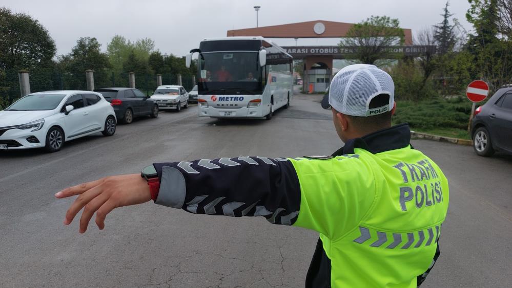 Polisten bayramda yola çıkan otobüslerdeki yolculara "Emniyet kemeri takın" uyarısı