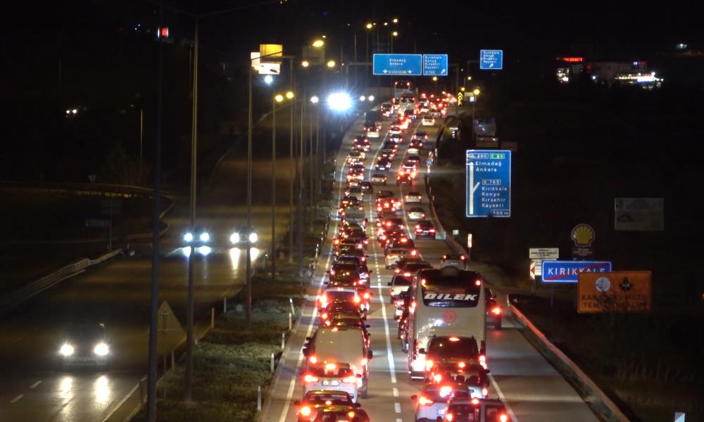 Tatilcilerin dönüş yolculuğu sürüyor: 43 ilin geçiş güzergahında trafik durma noktasına geldi