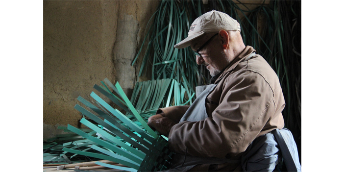 Felçli haliyle plastik atıklardan çanta yapıyor