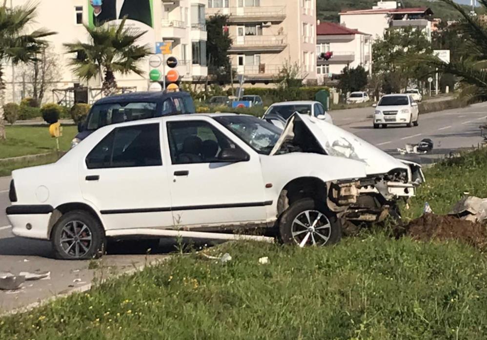 Samsun'da otomobil aydınlatma direğine çarptı: 1 yaralı