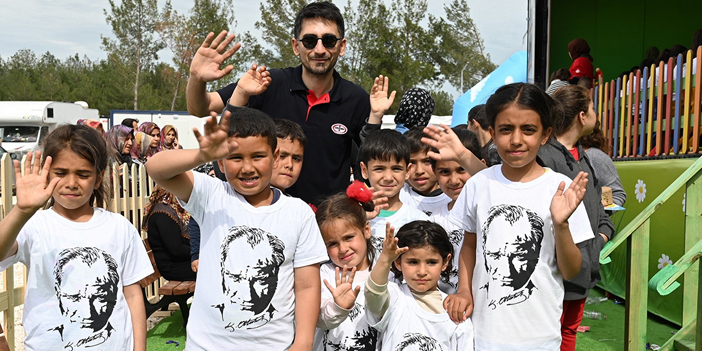 Eğitici aktivitelerle donatılmış gezici tırı deprem bölgesinde çocuklar ve gençlerle buluşuyor