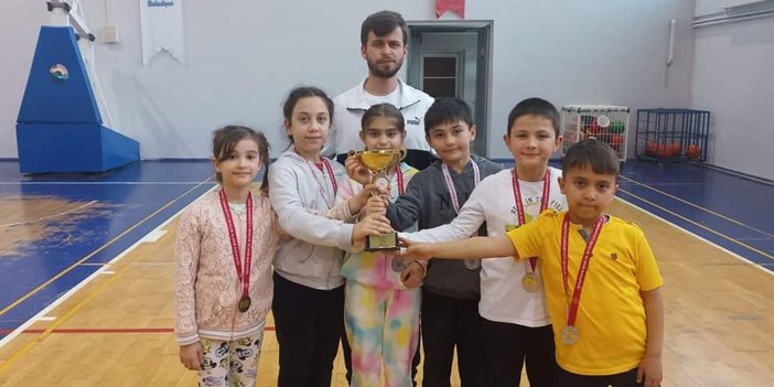 Alaçam Cumhuriyet İlkokulu Badminton Takımı il ikincisi oldu