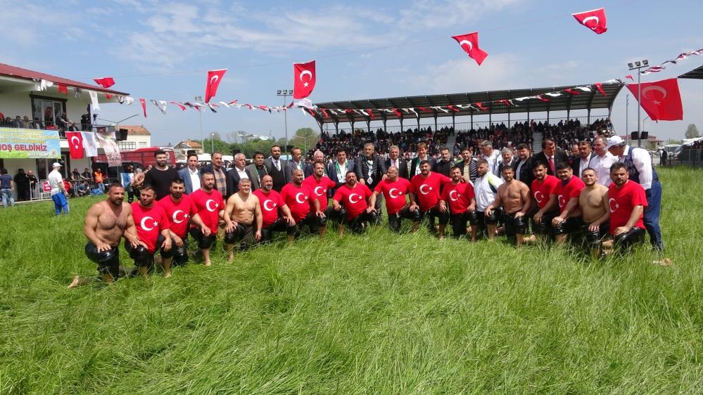 Geyikkoşan güreşlerinde Tanju Gemici başpehlivan oldu