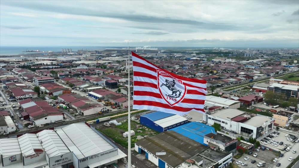 'Dünyanın en büyük kulüp bayrağı' Samsun'da dalgalanıyor