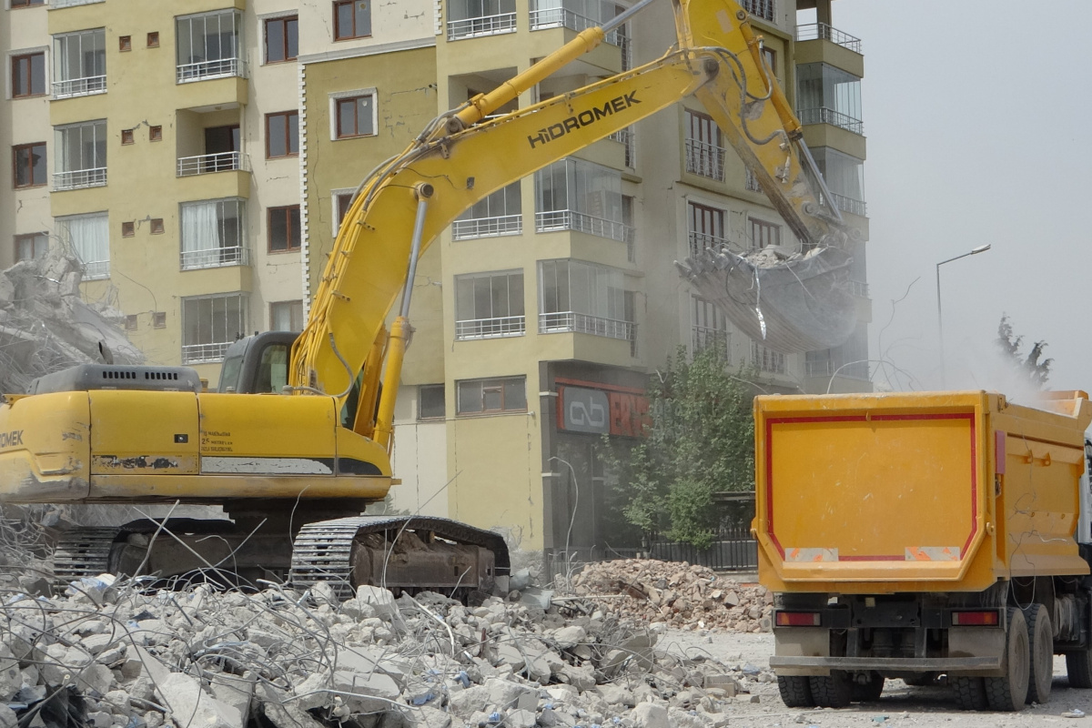 Malatya'da ağır hasarlı binaların yıkımı devam ediyor