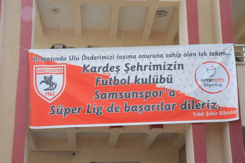 aa-20230426-30964663-30964661-samsundan-gelen-deprem-yardimini-unutmayan-elbistanli-aile-evine-samsunspor-pankarti-asti.jpg