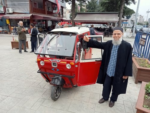 aa-20230531-31293525-31293520-yerli-ve-milli-otomobile-ozendi-yaptirdigi-mini-araca-togg-yazdirdi-001.jpg