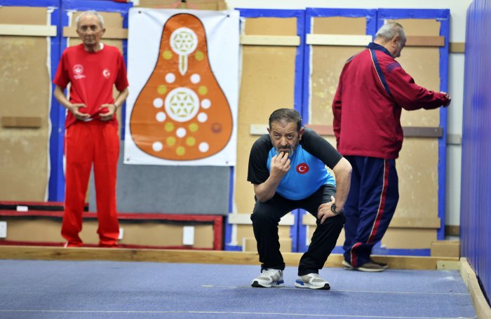 huzurevi-bocce-takiminin-kaptanligi-78-yasindaki-sahin-amcaya-emanet-2.jpg