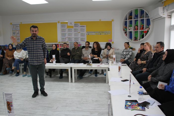 yazar-erdogan-ergin-ogretmen-ve-ogrencilerle-bulustu-1.jpg