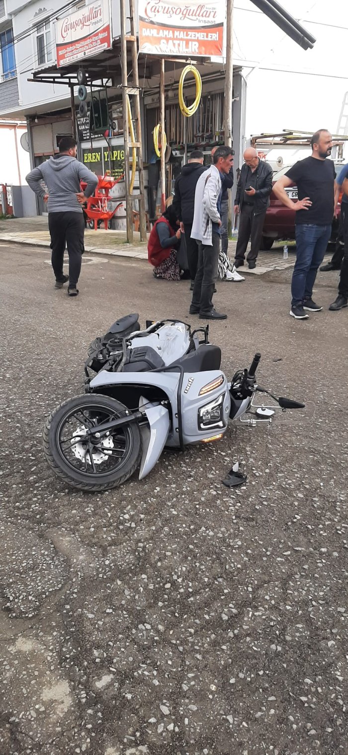 motosiklet-park-halindeki-otomobile-carpti-1-yarali-1.jpg