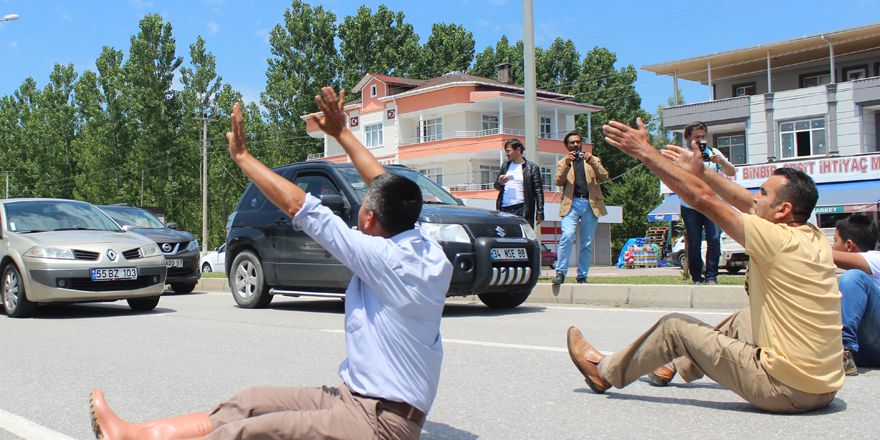 ÇİFTÇİLER KARAYOLUNU KAPATTI